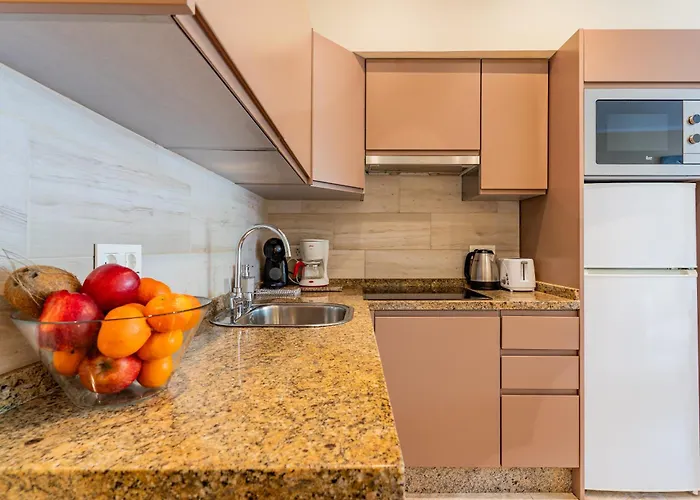 Apartamento Con Terraza En Primera Línea El Duque, Altamira