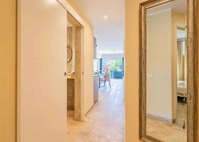 Apartamento Con Terraza En Primera Línea El Duque, Altamira